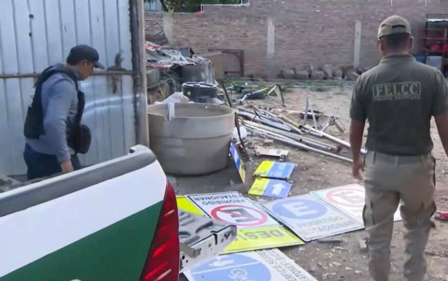 Policía captura a dos funcionarios municipales en Cochabamba por robo de letreros y busca a un prófugo