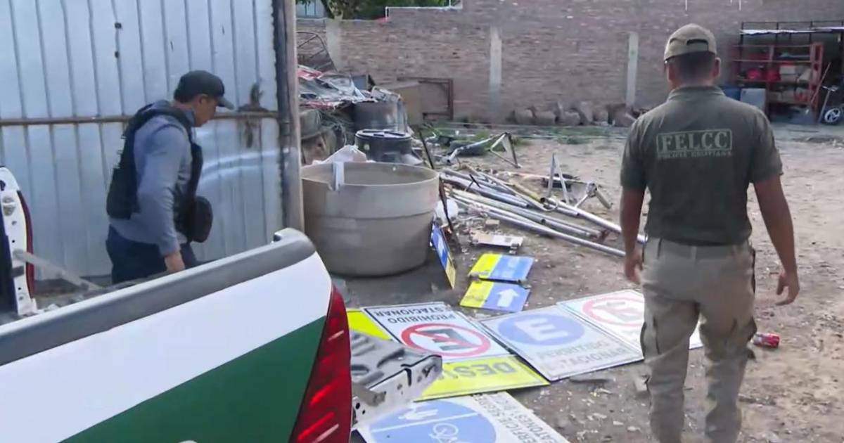 Policía captura a dos funcionarios municipales en Cochabamba por robo de letreros y busca a un prófugo