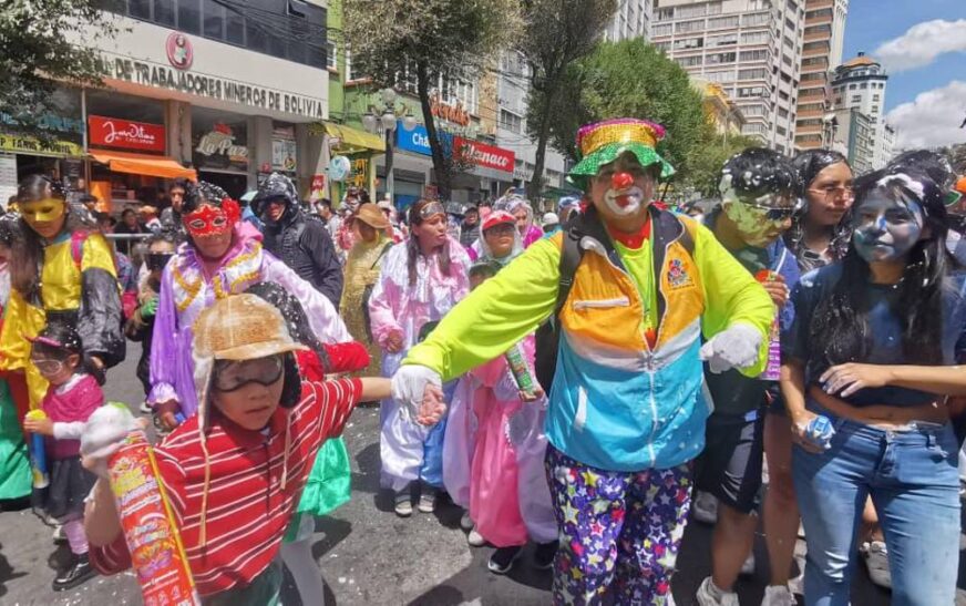 El Corso Infantil llena de espuma y disfraces el centro de La Paz