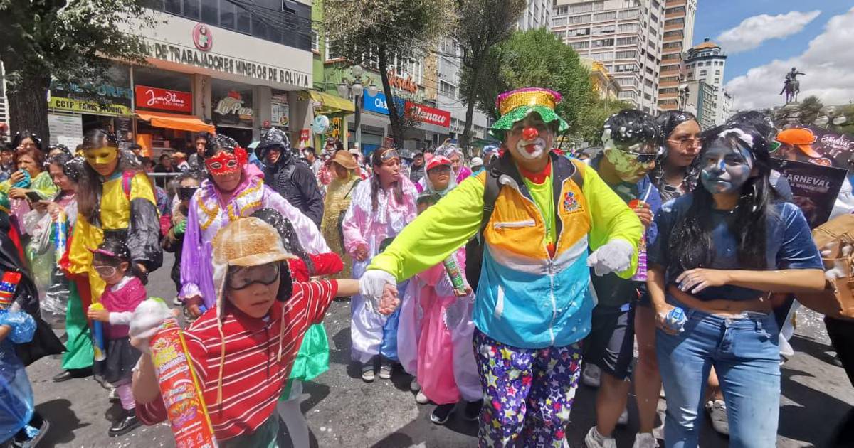 El Corso Infantil llena de espuma y disfraces el centro de La Paz