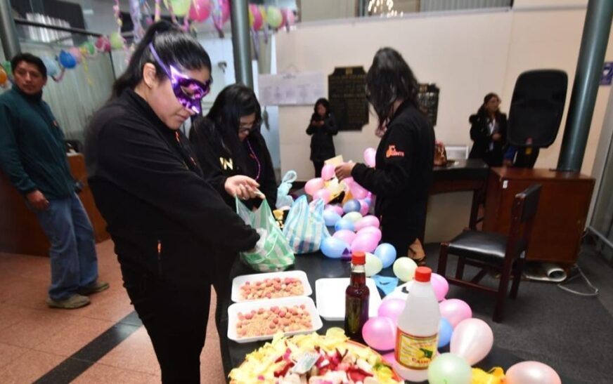 Martes de Ch’alla en Bolivia impulsa tradición con cohetillos q’oa y serpentinas