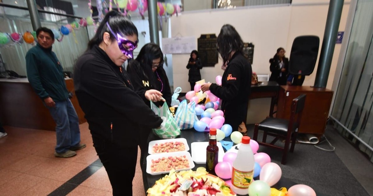 Martes de Ch’alla en Bolivia impulsa tradición con cohetillos q’oa y serpentinas