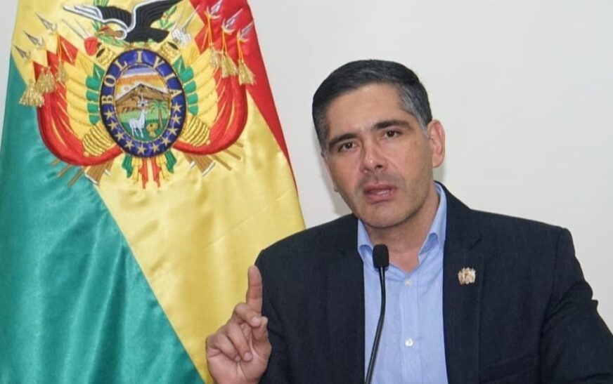 Ministro denuncia financiamiento millonario para tumbar a Rodrigo Paz en Quito