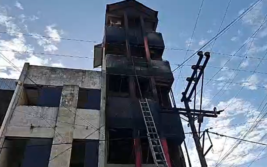 Incendio en Yapacaní destruye estructura principal de edificio en Santa Cruz