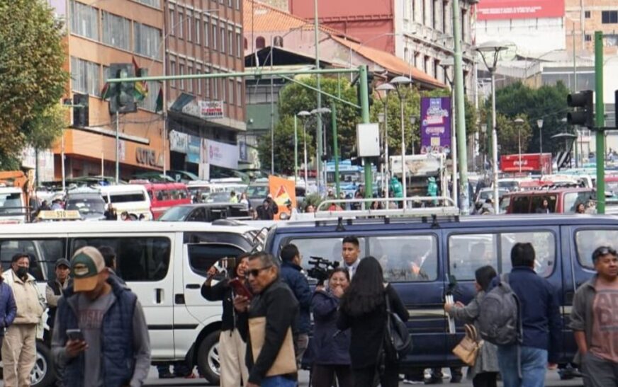 Choferes bloquean el centro de La Paz por gasolina desestabilizada