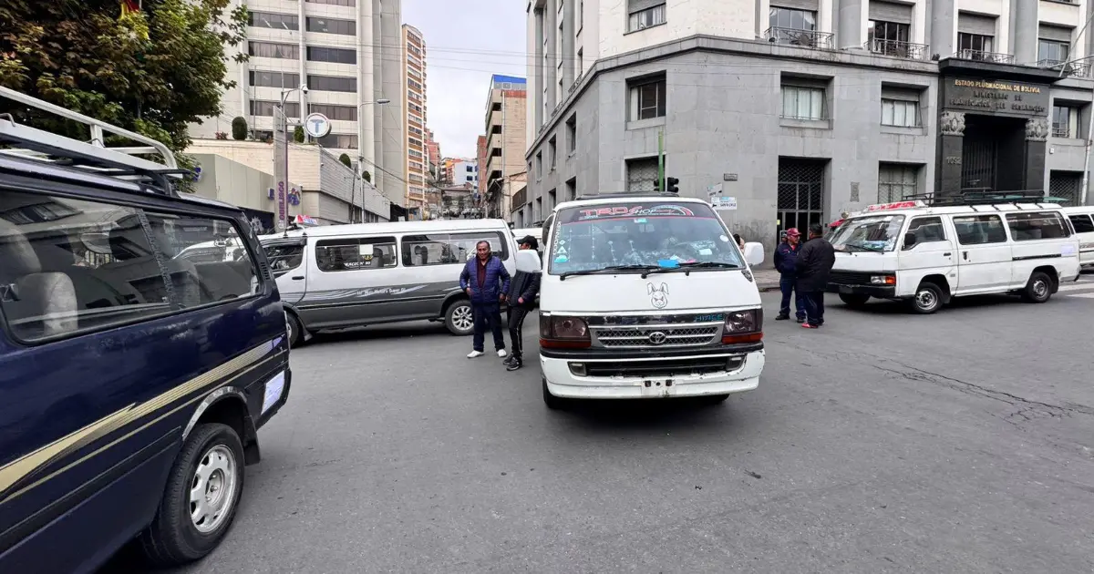 Choferes bloquean centro de La Paz y exigen reunión por calidad de gasolina