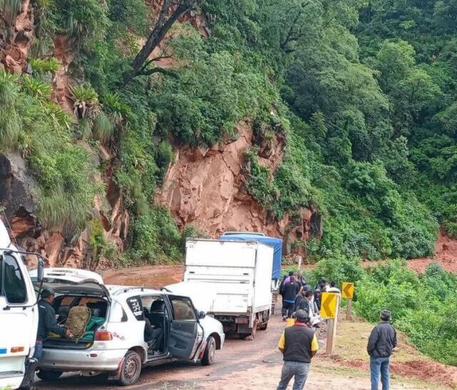 Deslizamientos en carretera Entre Ríos Palos Blancos dejan pasajeros varados