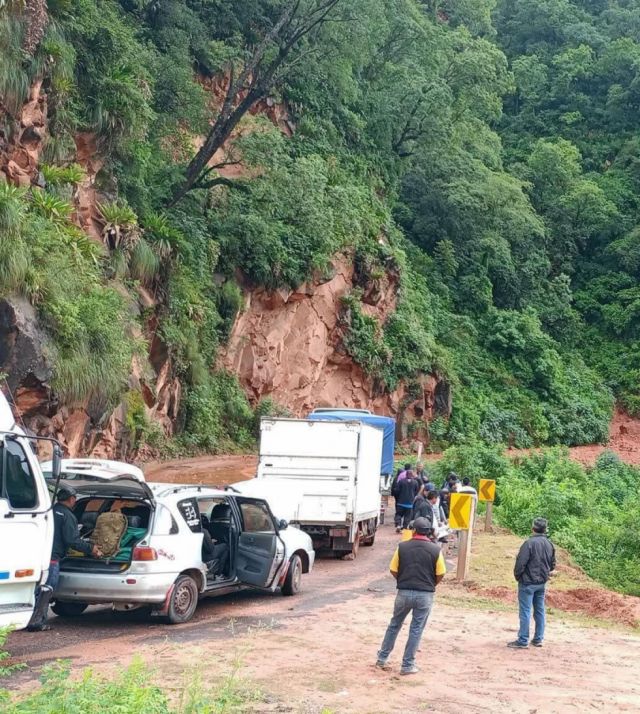 Deslizamientos en carretera Entre Ríos Palos Blancos dejan pasajeros varados