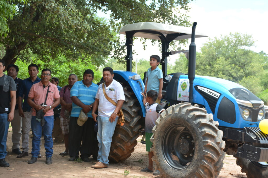 Campesinos de Cochabamba exigen políticas agrícolas con protesta de tractores