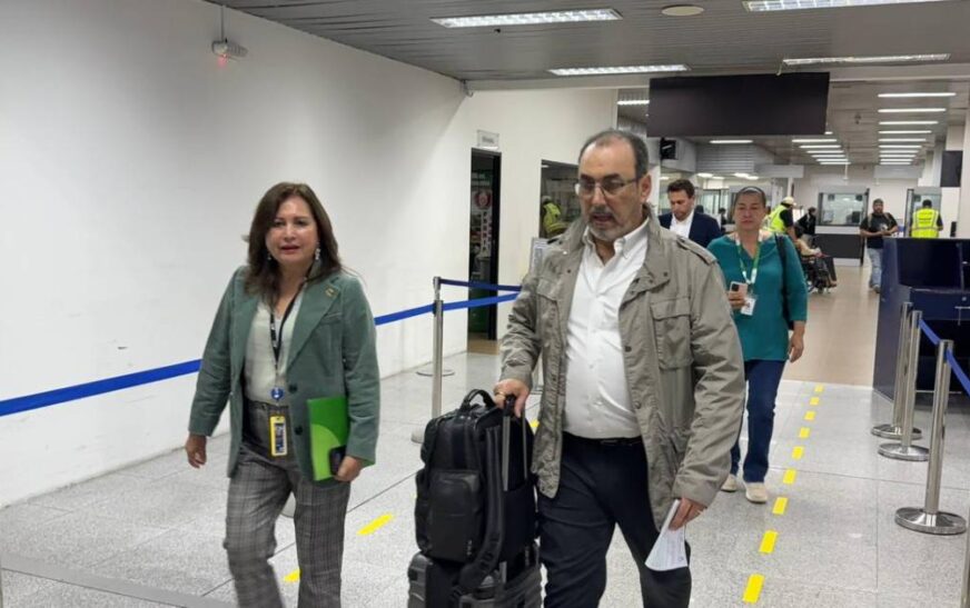 Presidente de la CAF llega a Bolivia y anuncia proyectos con Rodrigo Paz