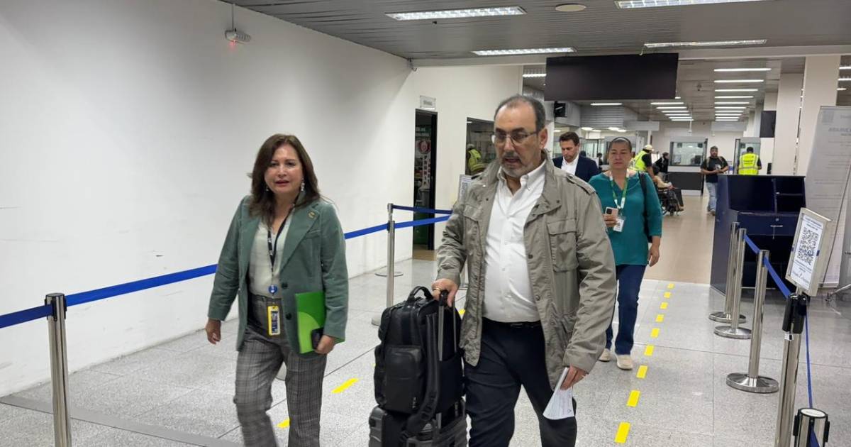 Presidente de la CAF llega a Bolivia y anuncia proyectos con Rodrigo Paz