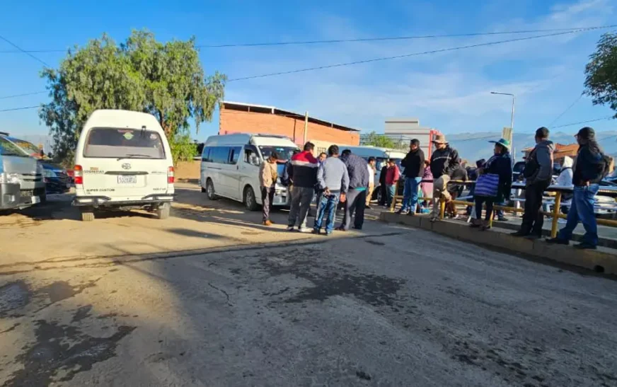 Transporte libre de Cochabamba bloquea ingreso a Refinería Valle Hermoso por calidad de combustible
