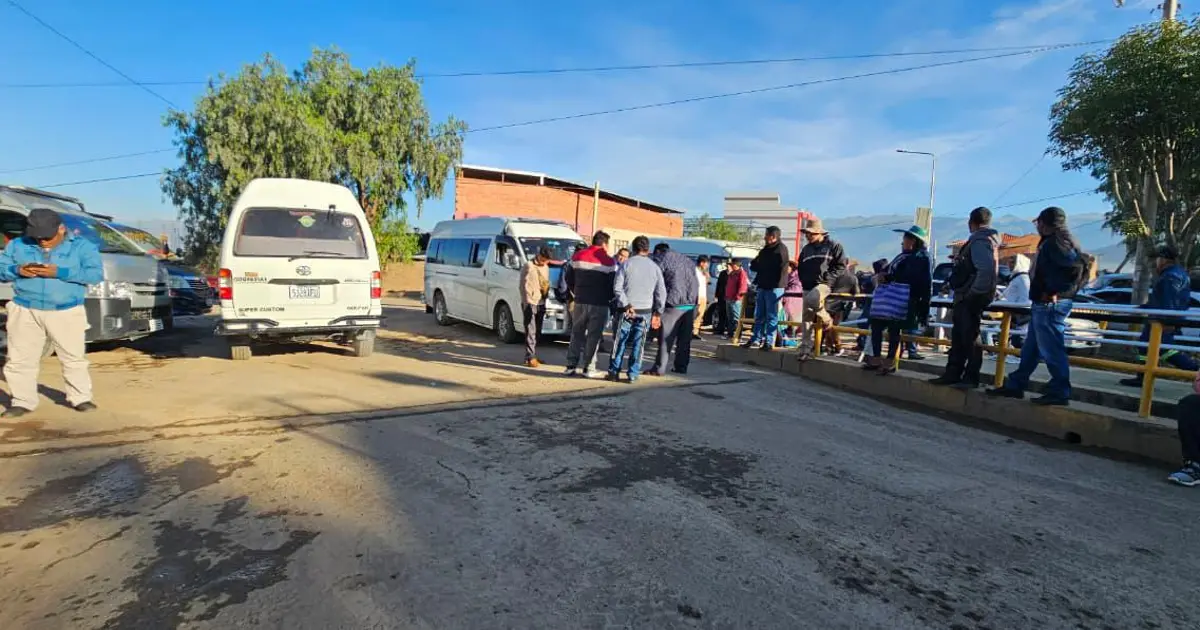 Transporte libre de Cochabamba bloquea ingreso a Refinería Valle Hermoso por calidad de combustible