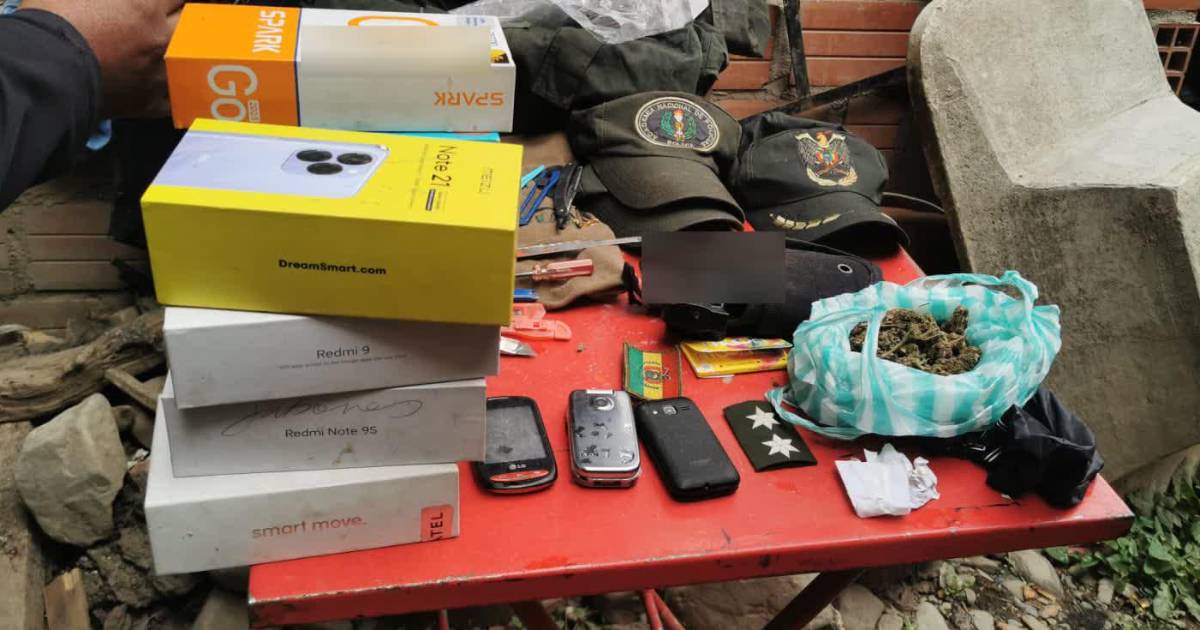 Policía descubre uniformes falsos y marihuana en bar clandestino de La Paz