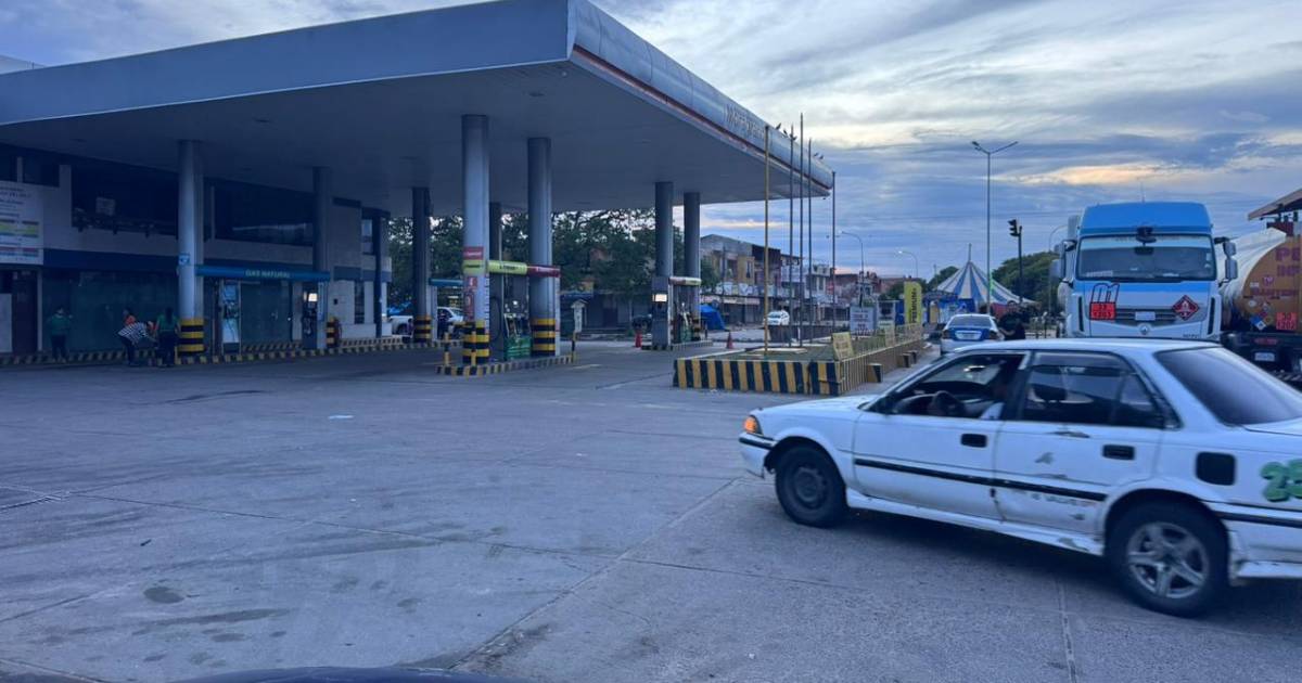 Conductores en Santa Cruz denuncian demoras y falta de gasolina en surtidores