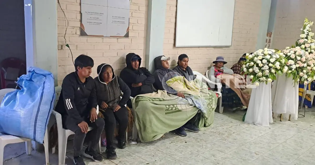 Familia de cinco niños y su madre mueren en accidente en Cochabamba y velan sus cuerpos