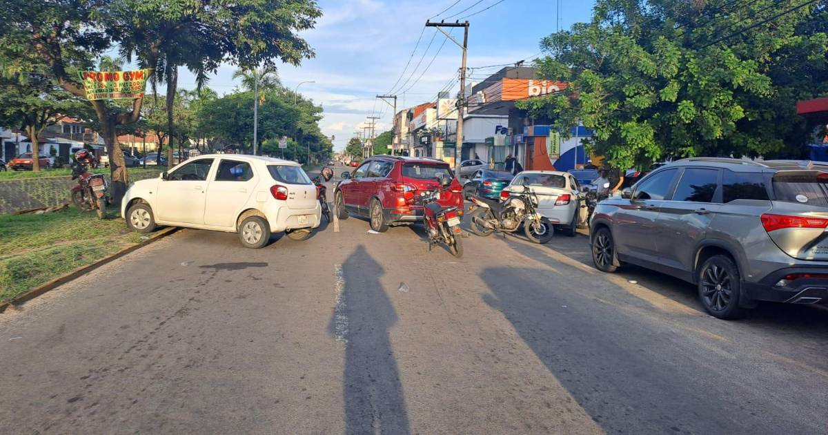Bloquean avenida Virgen de Cotoca cerca del segundo anillo por filas en surtidores