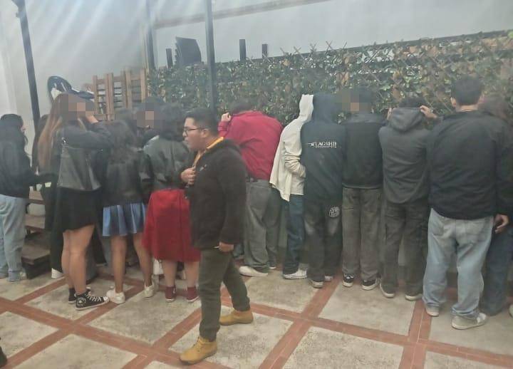 La Paz interviene fiesta clandestina en Irpavi con 80 jóvenes y 30 menores