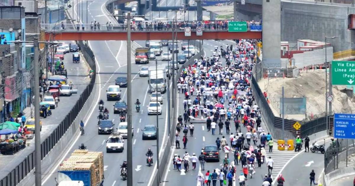 Transportistas de Perú anuncian paro nacional por crisis de racionamiento de gas