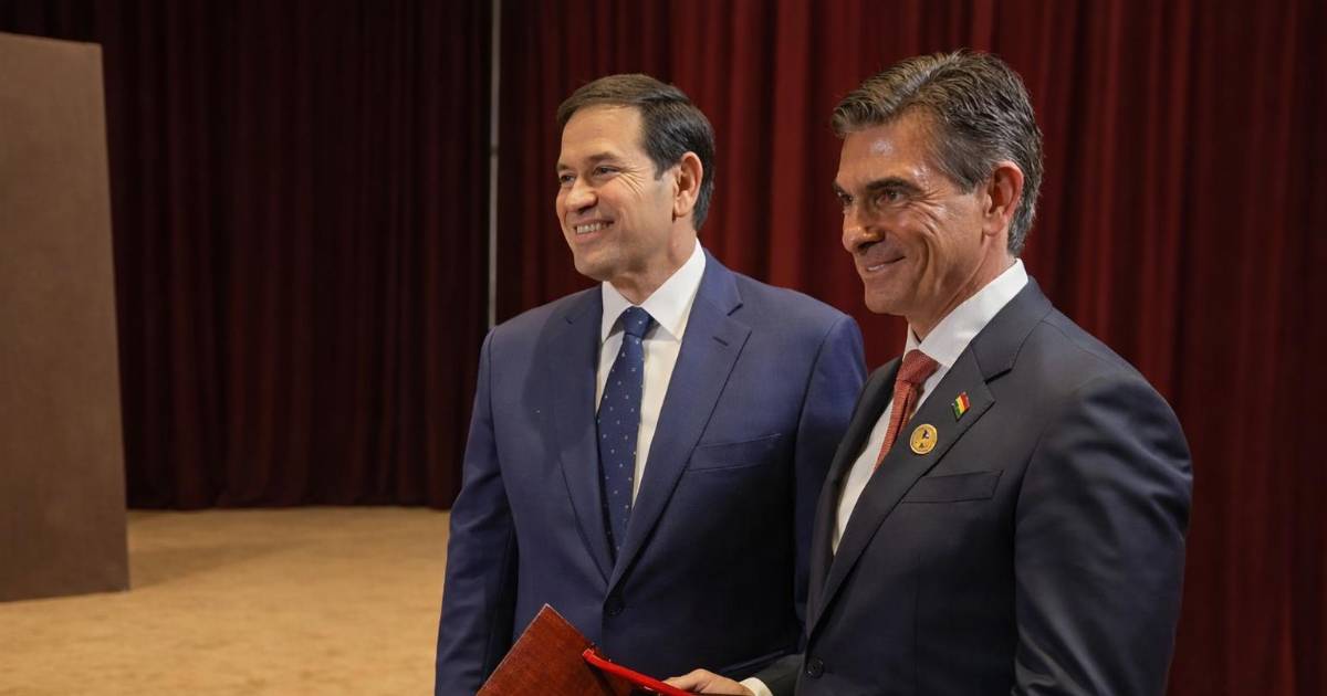 Paz recibe en La Paz el crucifijo que su padre entregó a George Bush en 1990