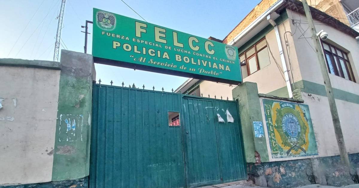 Familiares entregan a mujer que apuñaló a su esposo tras discusión en Cochabamba