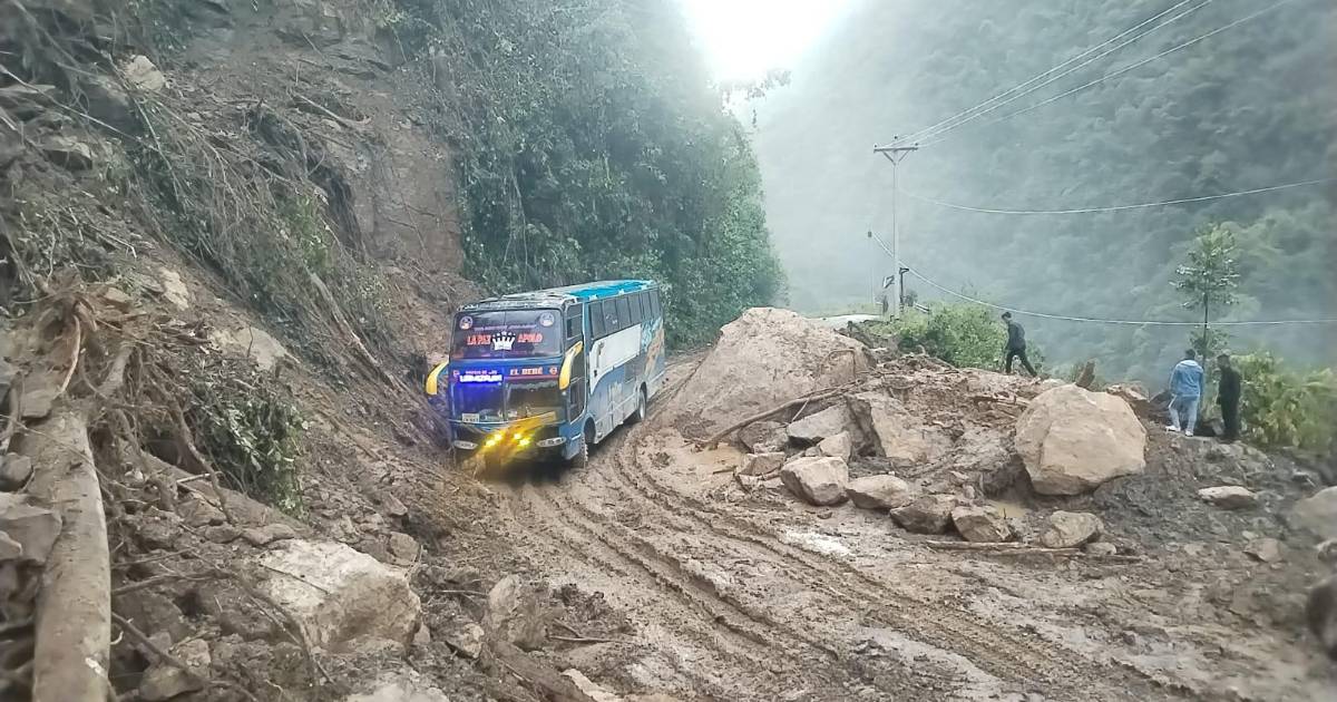 Lluvias derrumban ruta entre Charazani y Apolo en La Paz y afectan tránsito