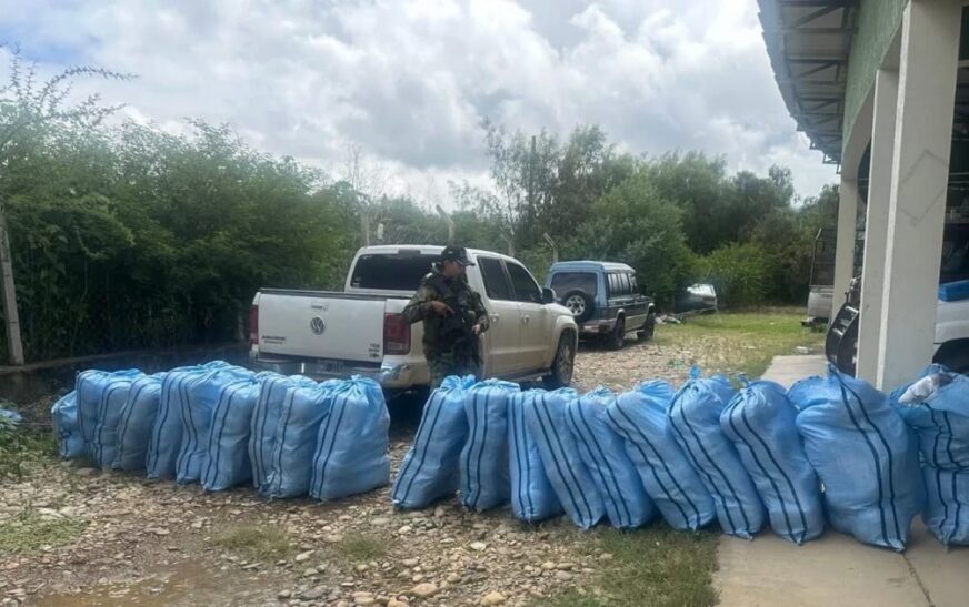Policía de Tarija descubre camioneta argentina abandonada con media tonelada de droga