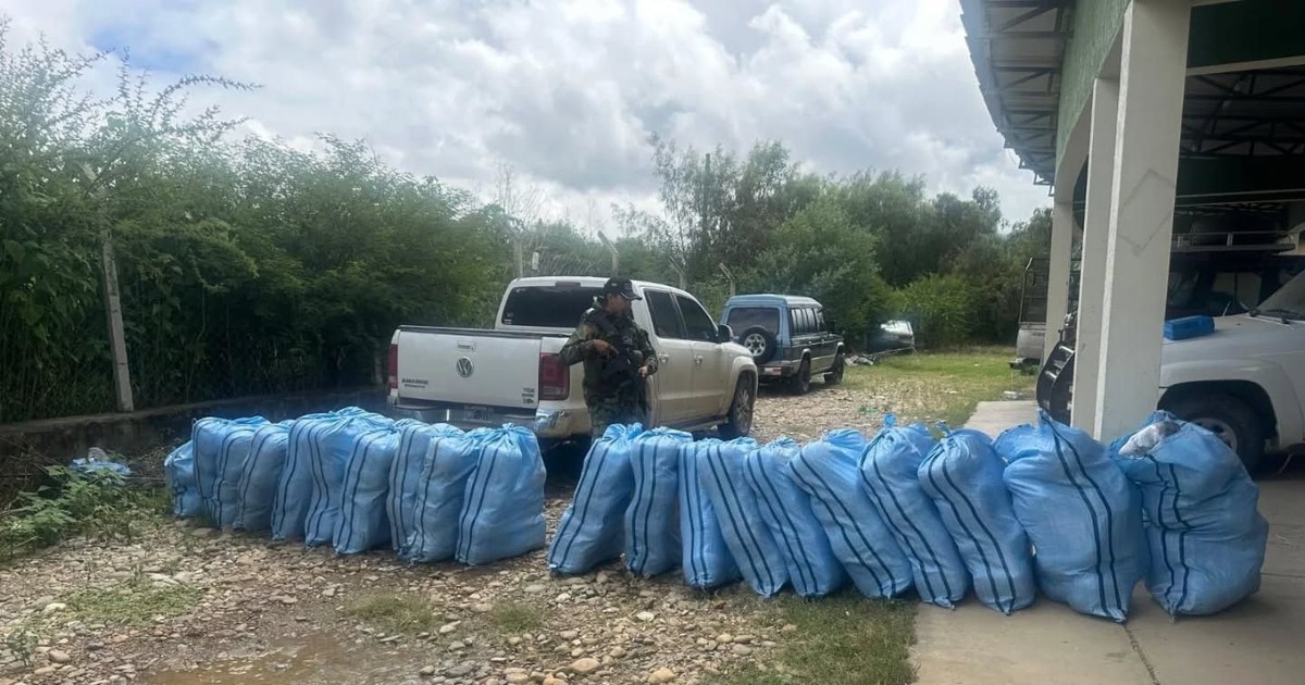 Policía de Tarija descubre camioneta argentina abandonada con media tonelada de droga