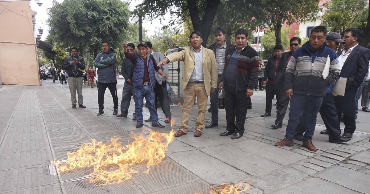 Choferes de La Paz anuncian movilizaciones desde lunes por daños en motores