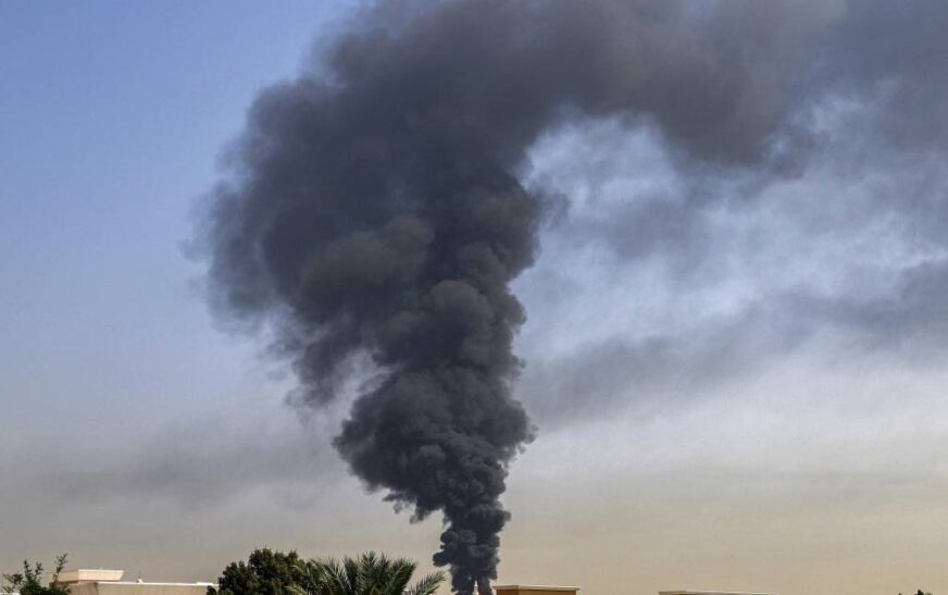 Irán lanza tres andanadas de misiles con proyectiles de racimo contra Israel