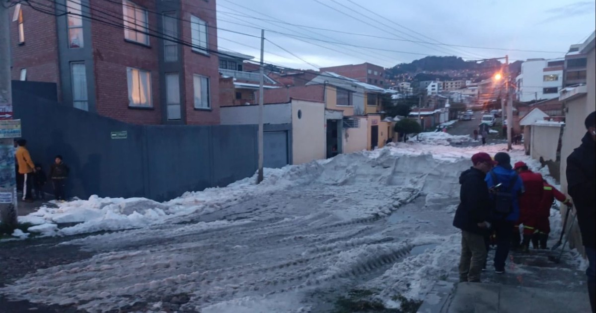 Lluvia y granizo desbordan río Choqueyapu y anegan calles en La Paz