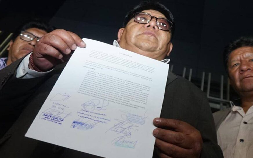 Choferes y YPFB acuerdan mejora en calidad de combustible en La Paz