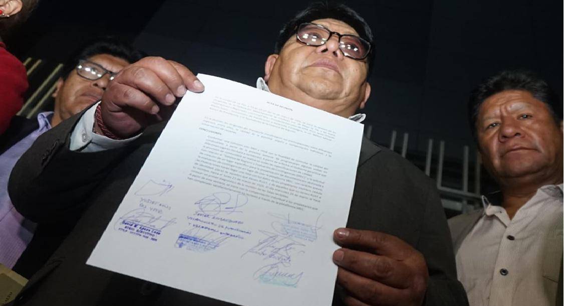 Choferes y YPFB acuerdan mejora en calidad de combustible en La Paz