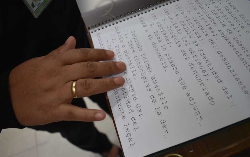 Fiscalía de Cochabamba impulsa atención inclusiva con cartillas en braille