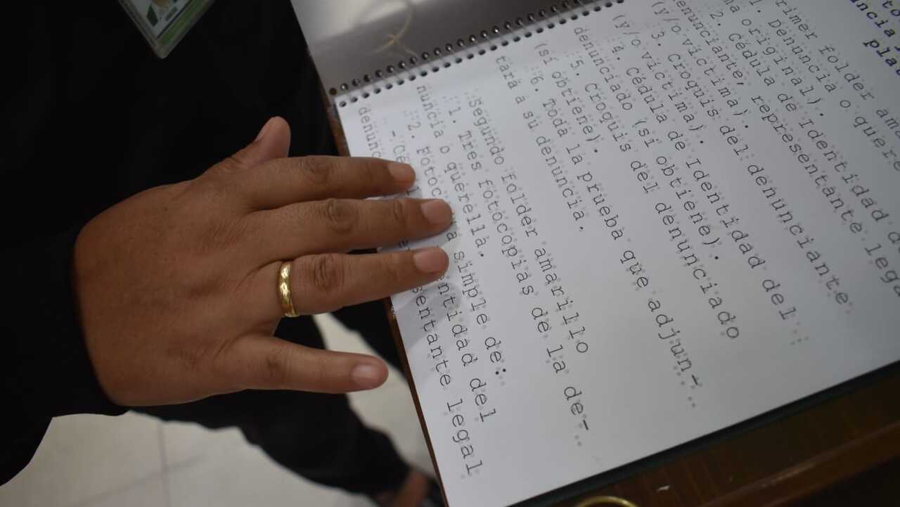 Fiscalía de Cochabamba impulsa atención inclusiva con cartillas en braille