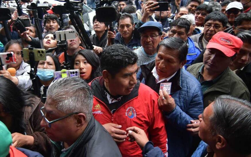 Choferes y comisión de ministros inician diálogo en paro por combustible en Bolivia