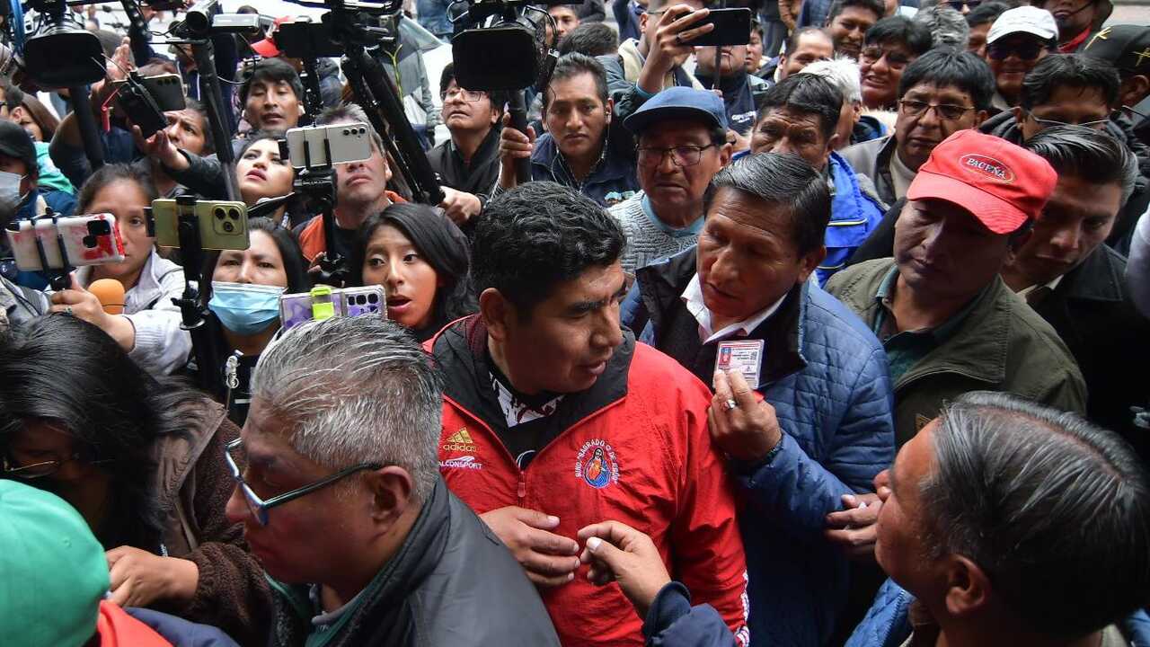 Choferes y comisión de ministros inician diálogo en paro por combustible en Bolivia