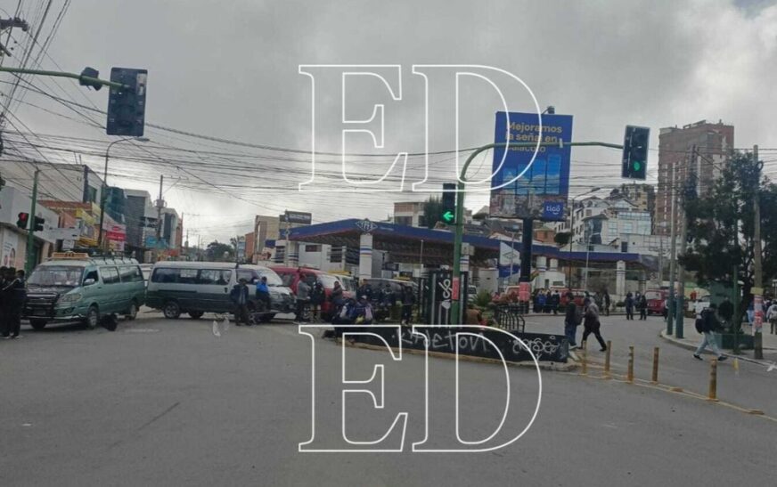 Choferes y gobierno mantienen diálogo pero no logran acuerdo en paro indefinido en La Paz