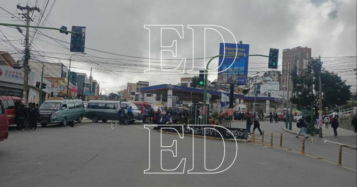 Choferes y gobierno mantienen diálogo pero no logran acuerdo en paro indefinido en La Paz