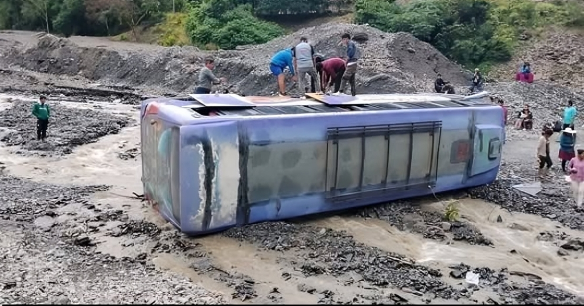Bus vuelca en los Yungas al cruzar río y deja varios heridos a bordo