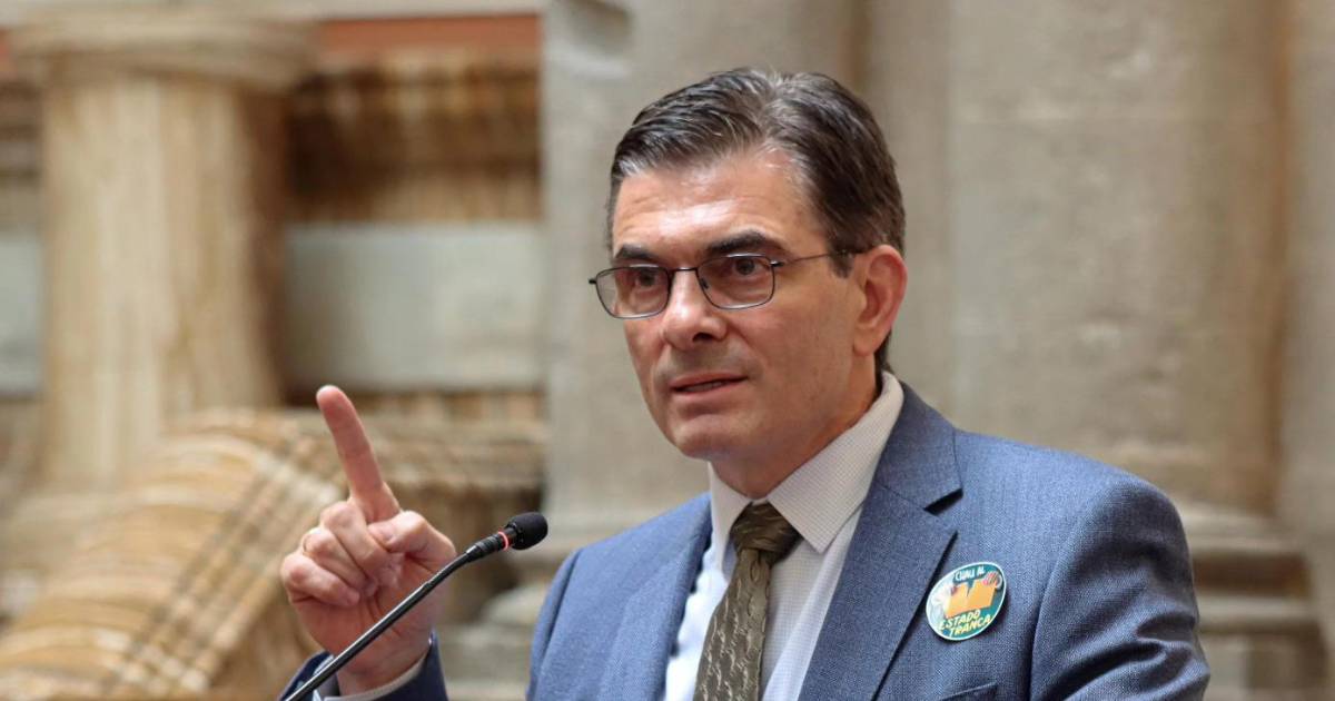 Paz anuncia que Bolivia espera producir gasolina este año y respalda a Cronenbold contra corrupción