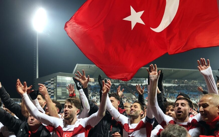 Turquía logra su regreso al Mundial tras vencer a Kosovo en Pristina