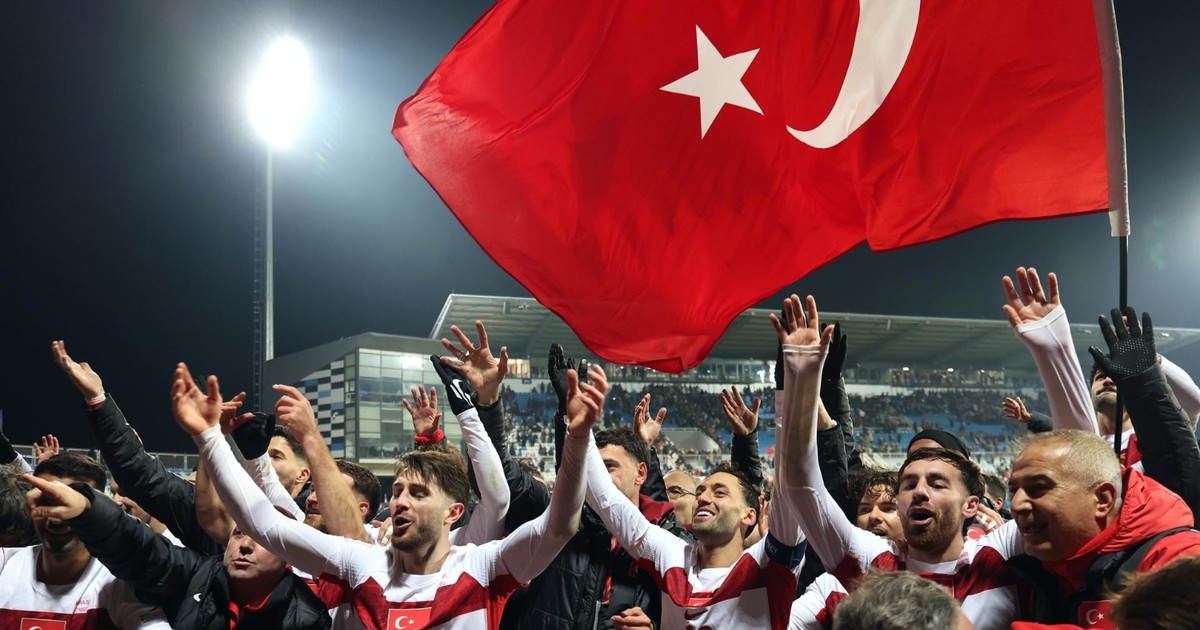 Turquía logra su regreso al Mundial tras vencer a Kosovo en Pristina