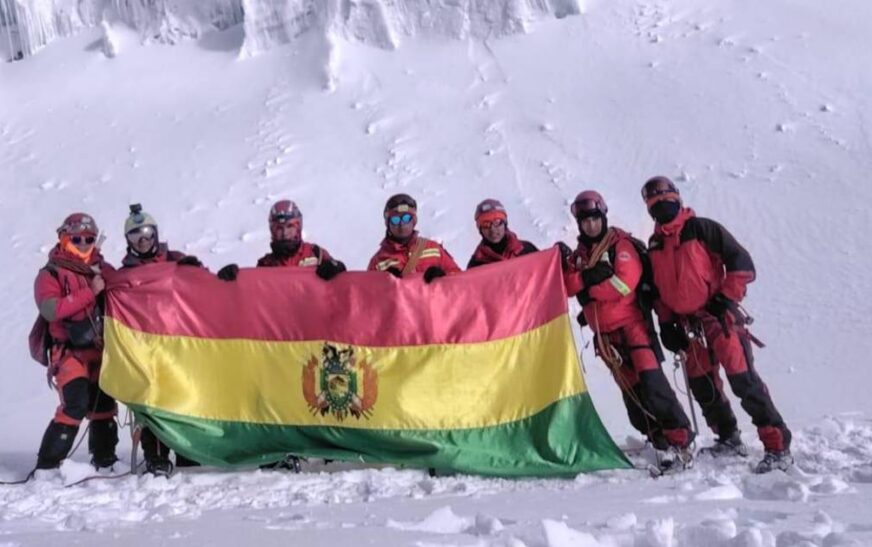 Bomberos de la Policía izan la bandera en la cima del Huayna Potosí