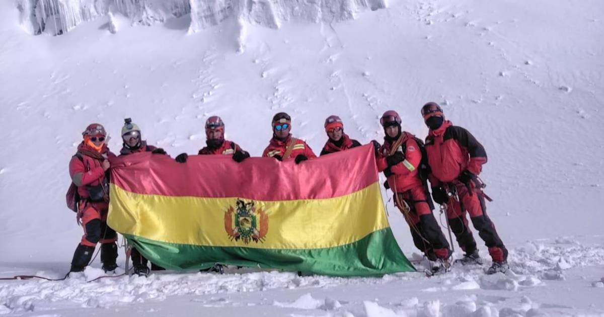 Bomberos de la Policía izan la bandera en la cima del Huayna Potosí
