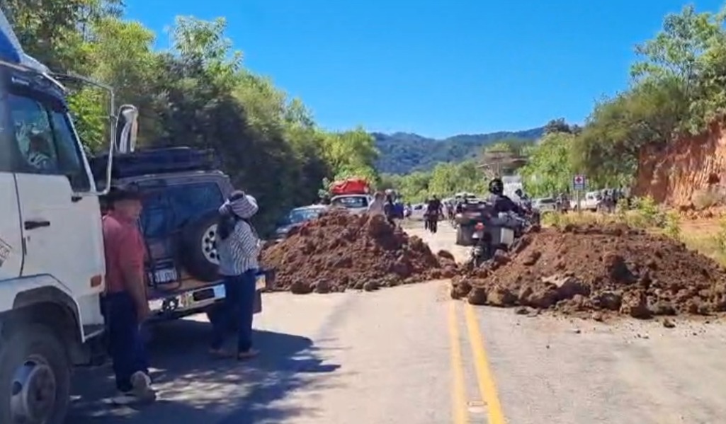 Transportistas mantienen paro y bloqueo por mal estado de carretera
