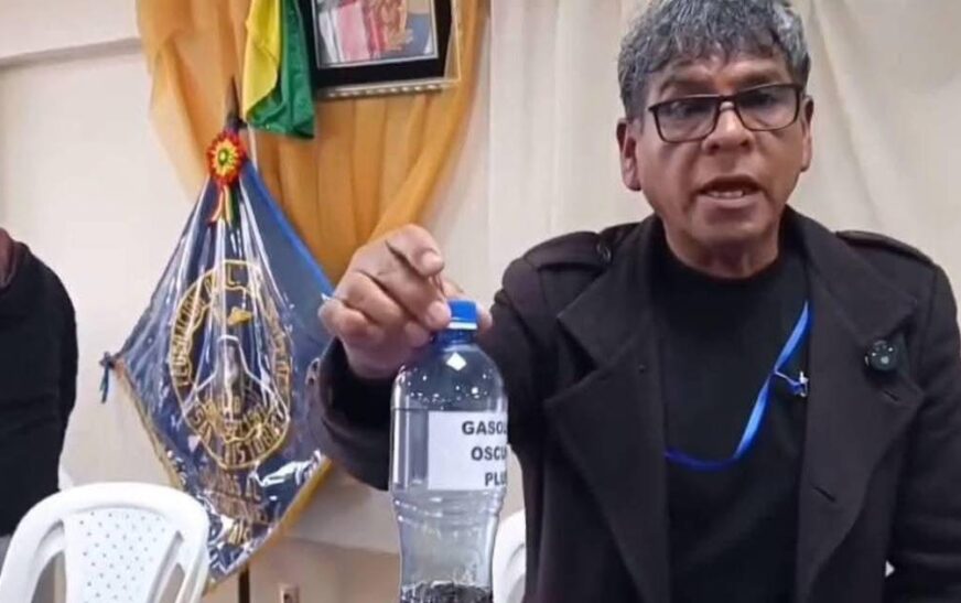 Choferes de Oruro inician paro indefinido y bloquean carreteras por combustible