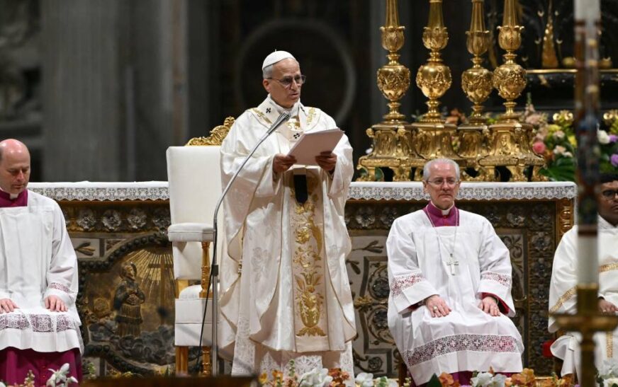 El papa León XIV preside Vigilia Pascual y bautiza a diez adultos