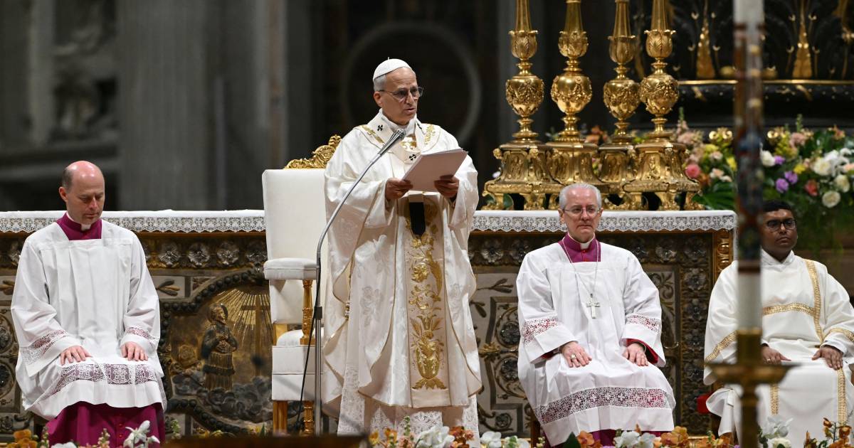 El papa León XIV preside Vigilia Pascual y bautiza a diez adultos