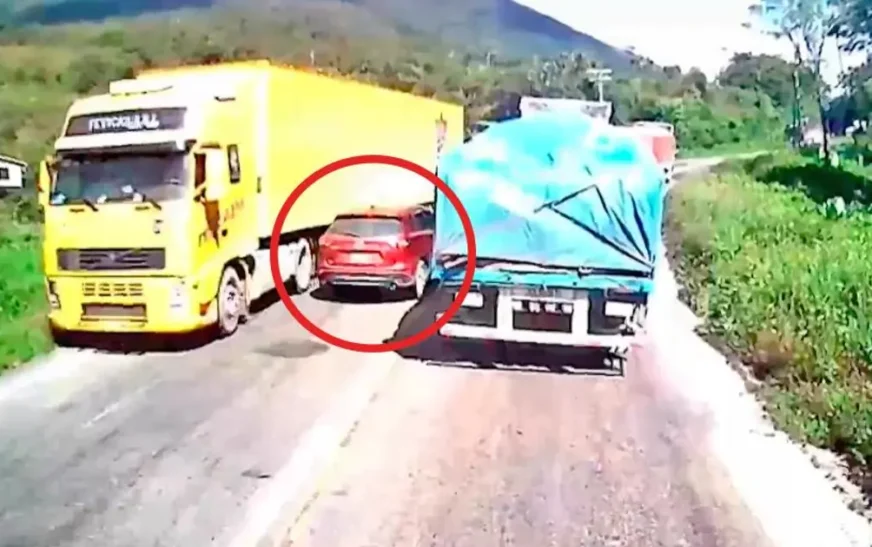 Dos vehículos invaden carril y evitan choque con camiones y tráiler